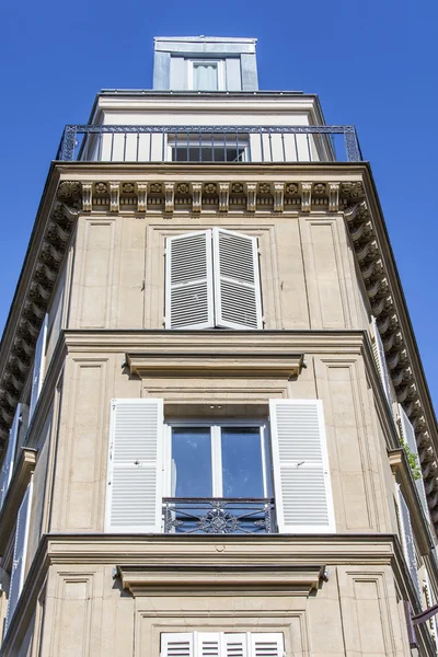 PARIS, FRANÇA, em 28 de agosto de 2015. Detalhes arquitetônicos de edifícios típicos — Fotografia de Stock