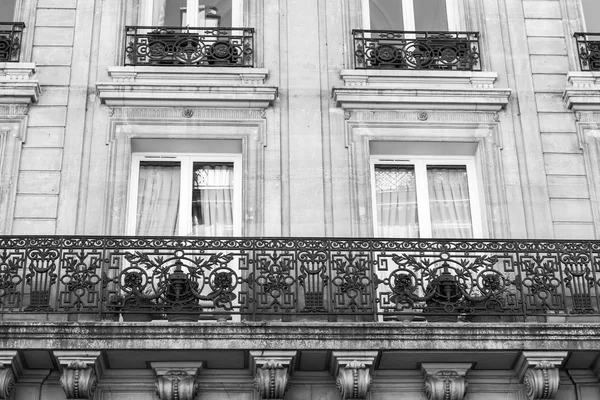 Paris, Frankrike, den 28 augusti 2015. Arkitektoniska Detaljer för typiska byggnader — Stockfoto