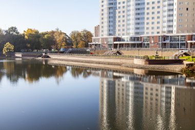Pushkino, Rusya Federasyonu - 16 Ekim 2015 tarihinde. Sonbahar manzara. Yeni multystoried evleri Serebryanka Nehri kıyısında