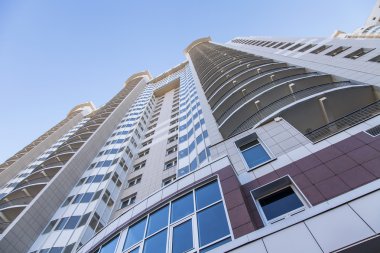 Pushkino, Rusya Federasyonu - 16 Ekim 2015 tarihinde. Yeni çok katlı apartmanın parçası