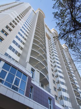 Pushkino, Rusya Federasyonu - 16 Ekim 2015 tarihinde. Yeni çok katlı apartmanın parçası