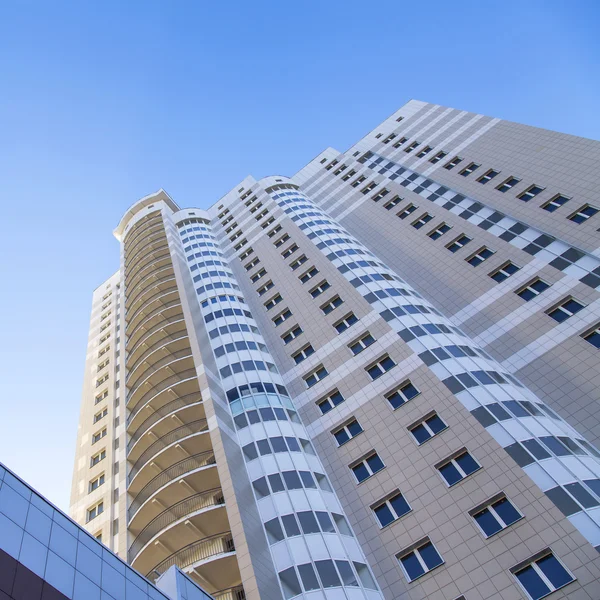 普希金诺，俄罗斯 — — 在 2015 年 10 月 16 日。新的公寓多层大厦的片段 — 图库照片