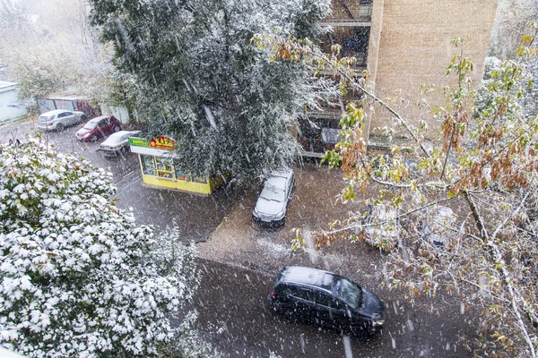 Pushkino, Federacja Rosyjska - 8 października 2015 r. Pierwszy śnieg. Blizzard w mieście. Widok z okna na podwórze domu — Zdjęcie stockowe