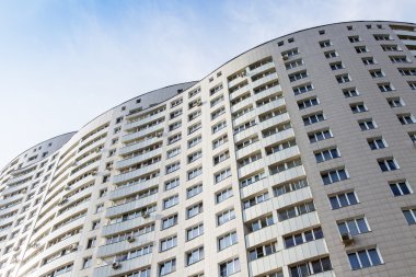 Pushkino, Rusya Federasyonu - 27 Eylül 2015 tarihinde. Yeni çok katlı apartmanın parçası