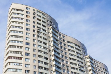 Pushkino, Rusya Federasyonu - 27 Eylül 2015 tarihinde. Yeni çok katlı apartmanın parçası