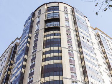Pushkino, Rusya Federasyonu - 27 Eylül 2015 tarihinde. Yeni çok katlı apartmanın parçası
