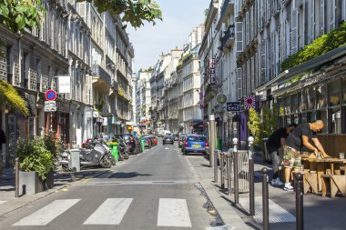 Paris, Fransa, 28 Temmuz 2015 tarihinde. Kentsel görünümü. Parlak güneşli bir günde tipik Paris Caddesi.