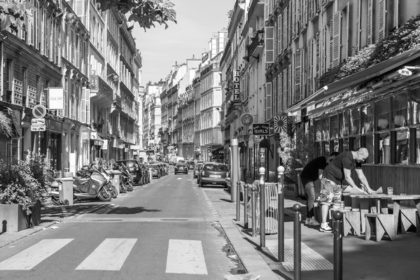 Parijs, Frankrijk, op 28 augustus 2015. Stedelijke weergave. Typisch Parijse straat in de zonnige dag. — Stockfoto