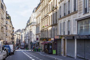 Paris, Fransa, 28 Temmuz 2015 tarihinde. Kentsel görünümü. Parlak güneşli bir günde tipik Paris Caddesi.