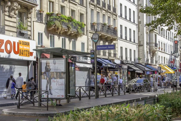 Париж, Франція, на 28 серпня 2015 року. Урбаністичного вигляду. Типовий паризьких вуличних в яскравий сонячний день. — стокове фото