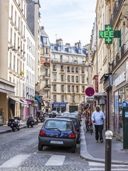 Paris, Frankrike, den 31 augusti 2015. Urban Visa. Typisk parisisk gata i en solig dag. — Stockfoto