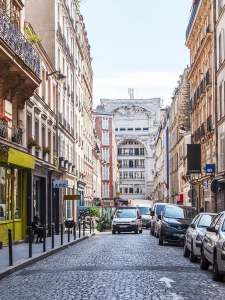 Parijs, Frankrijk, op 31 augustus 2015. Stedelijke weergave. Typisch Parijse straat in de zonnige dag. — Stockfoto