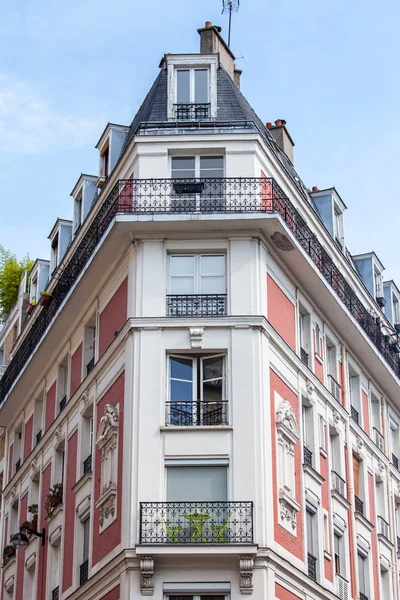 Paris, france, am 31. august 2015. architektonische details typischer gebäude — Stockfoto