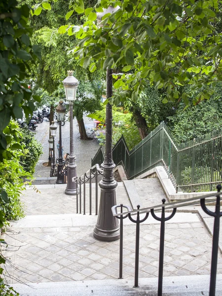 パリ、フランス、2015 年 8 月 31 日に。モンマルトルの丘の斜面に梯子が付いている通り — ストック写真