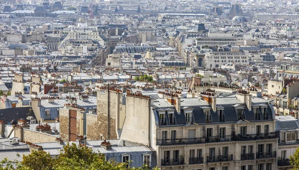 Parijs, Frankrijk, op 31 augustus 2015. Een uitzicht over de stad van bovenaf van Montmartre — Stockfoto