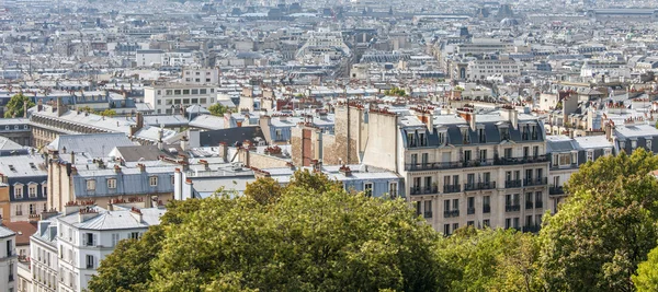 Parijs, Frankrijk, op 31 augustus 2015. Een uitzicht over de stad van bovenaf van Montmartre — Stockfoto