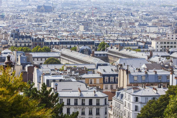 Parijs, Frankrijk, op 31 augustus 2015. Een uitzicht over de stad van bovenaf van Montmartre — Stockfoto