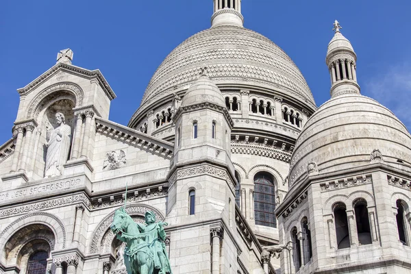 Paris, Frankrike, den 31 augusti 2015. Arkitektoniska Detaljer för en basilika Sakre Kerr (fr. Basilique du Sacré Coeur) på Montmartre. Sakre Kerr är en av symbolerna för Paris — Stockfoto