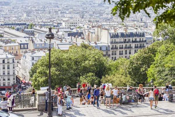 Paris, Frankrike, den 31 augusti 2015. Turister beundra staden panoramautsikten från ovan från Montmartre — Stockfoto