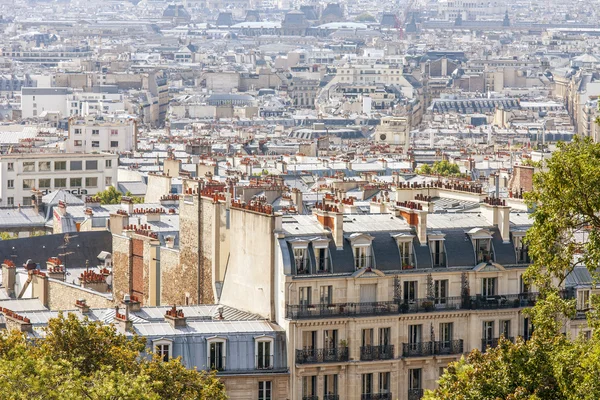 Parijs, Frankrijk, op 31 augustus 2015. Een uitzicht over de stad van bovenaf van Montmartre — Stockfoto