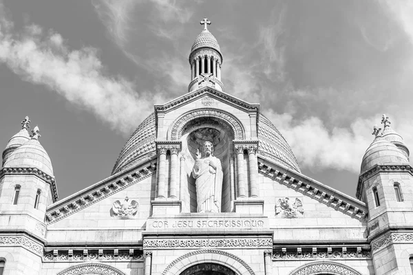 Paříž, Francie, na 31 srpna 2015. Architektonické detaily baziliky Sakre Kerr (fr. Basilique du Sacre Coeur) na Montmartru. Sakre Kerr je jedním ze symbolů Paříže — Stock fotografie