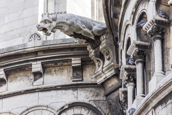 Paříž, Francie, na 31 srpna 2015. Architektonické detaily baziliky Sakre Kerr (fr. Basilique du Sacre Coeur) na Montmartru. Sakre Kerr je jedním ze symbolů Paříže — Stock fotografie