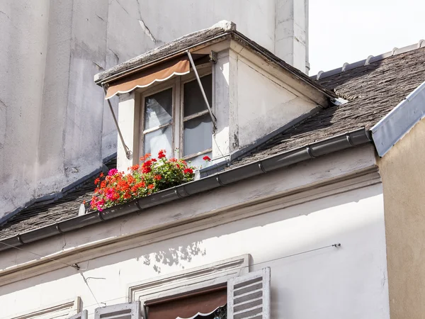 パリ、フランス、2015 年 8 月 28 日に。典型的な建物の建築の細部 — ストック写真