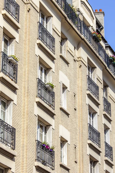 Paris, Frankrike, den 28 augusti 2015. Arkitektoniska Detaljer för typiska byggnader — Stockfoto