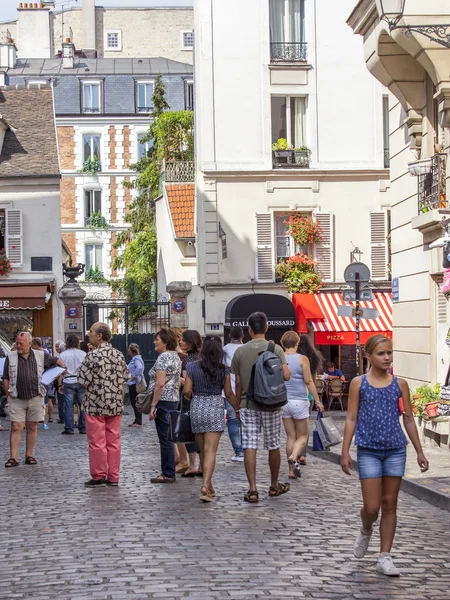 Paryż, Francja, na 31 sierpnia 2015. Turystów chodzić po ulicach Montmartre — Zdjęcie stockowe