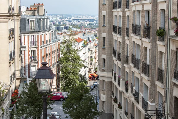 Paris, Frankrike, den 31 augusti 2015. Gatan med en stege på en sluttning i Montmartre — Stockfoto