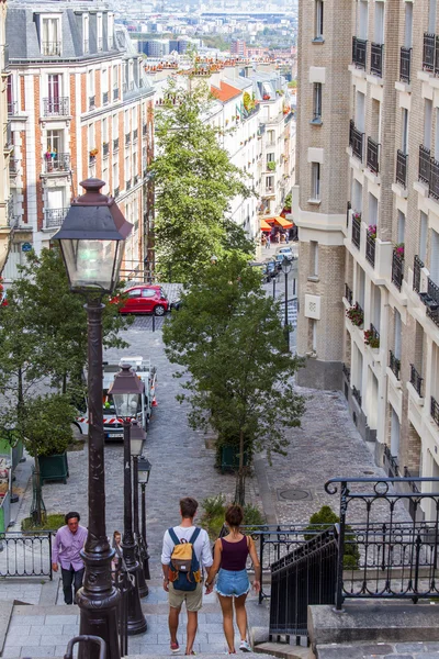 Paris, france, am 31. august 2015. touristen spazieren auf den straßen von montmartre — Stockfoto