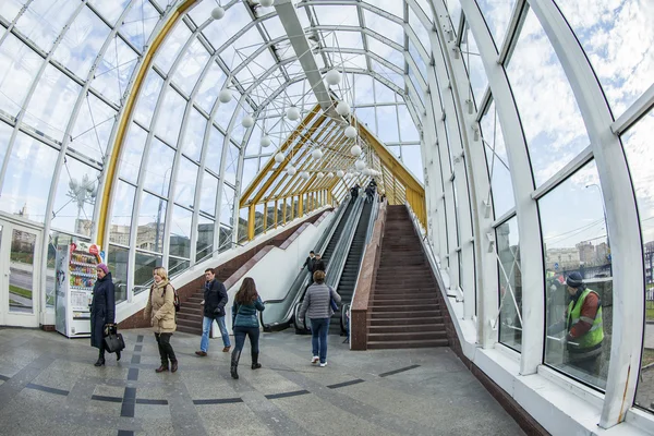 MOSCOW, RUSSIA, on OCTOBER 22, 2015. Bogdan Khmelnytsky Bridge - the covered foot bridge through the river Moscow — Stock Photo, Image