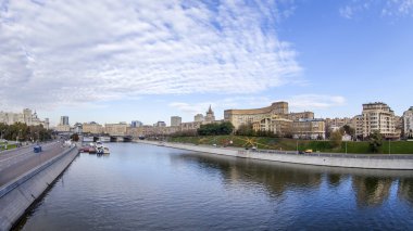 Moskova, Rusya, 22 Ekim 2015. Nehir bentleri Bogdan Lehistan'a Köprüsü'nden Moskova panoramik manzaralı. Balıkgözü görünümü