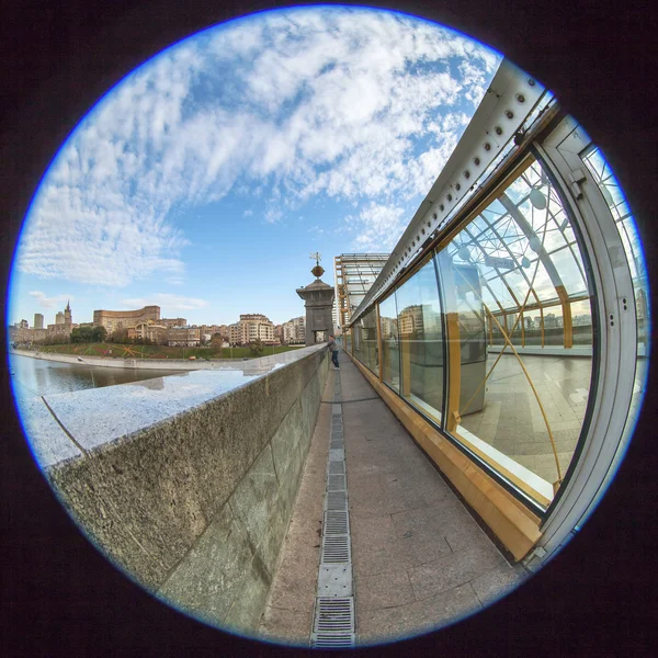 Moskva, Ryssland, den 22 oktober 2015. Vy över floden vallar Moskva från Bogdan Chmelnitskij Bridge. Fisheye Visa — Stockfoto