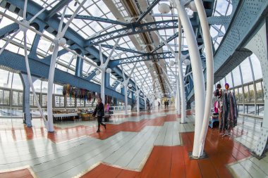 Moskova, Rusya, 22 Ekim 2015. Bogdan Lehistan'a köprü - Moskova Nehri kapalı yaya köprüsü. Balıkgözü görünümü