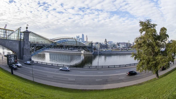 Moskau, russland, am 22. oktober 2015. blick auf die flussufer moskau und fuß bogdan khmelnytsky brücke. Fischaugenblick — Stockfoto