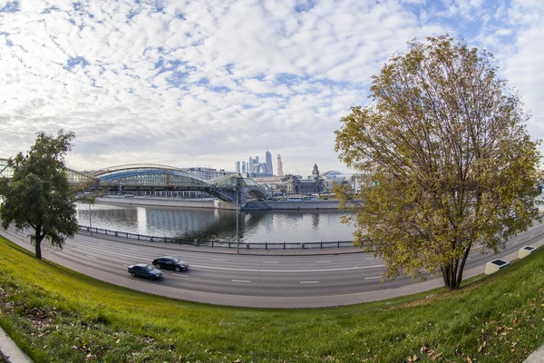 MOSCOW, RÚSSIA, em 22 de outubro de 2015. Vista dos aterros de rio Moscou e pé Ponte Bogdan Khmelnytsky. Vista de Fisheye — Fotografia de Stock