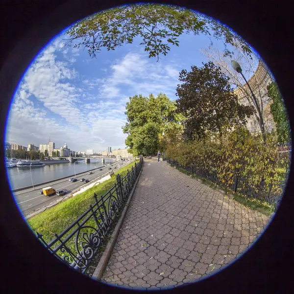 MOSCOW, RÚSSIA, em 22 de outubro de 2015. Vista dos aterros do rio Moscou — Fotografia de Stock