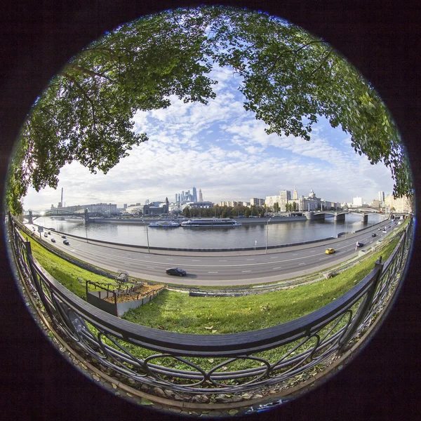 MOSCOW, RÚSSIA, em 22 de outubro de 2015. Vista dos aterros do rio Moscou. Vista de Fisheye — Fotografia de Stock