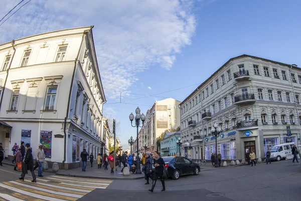 Moskova, Rusya, 22 Ekim 2015. Arbat Sokağı. Arbat - tipik en çekici eski Moskova sokaklarında turistler için. Balıkgözü görünümü — Stok fotoğraf