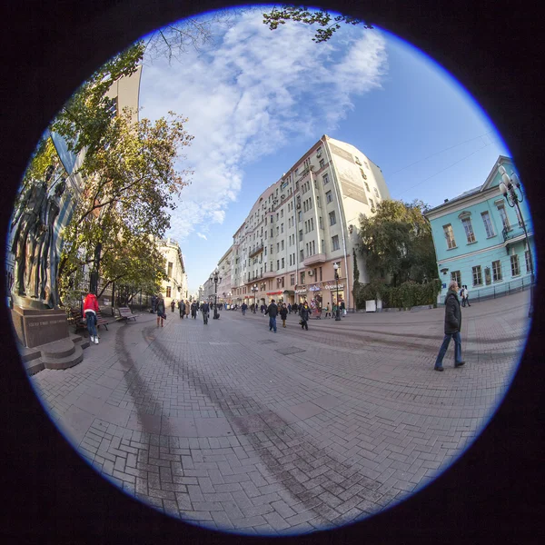 俄罗斯的莫斯科，在 2015 年 10 月 22 日。阿尔巴特街。阿尔巴特-老莫斯科，其中一个最有吸引力的典型街道之一给游客。鱼眼视图 — 图库照片