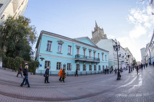 MOSCOW, RÚSSIA, em 22 de outubro de 2015. Rua Arbat. Arbat - uma de ruas típicas de Moscou velha, um dos mais atraentes para turistas. Vista de Fisheye — Fotografia de Stock