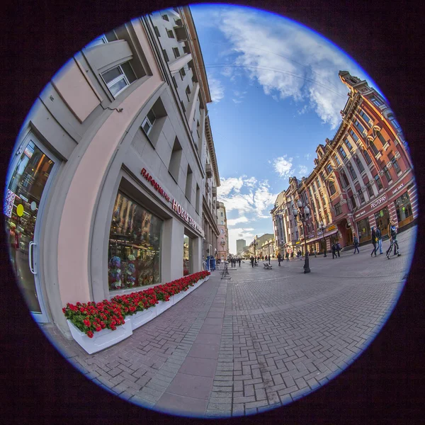 MOSCOW, RÚSSIA, em 22 de outubro de 2015. Rua Arbat. Arbat - uma de ruas típicas de Moscou velha, um dos mais atraentes para turistas. Vista de Fisheye — Fotografia de Stock