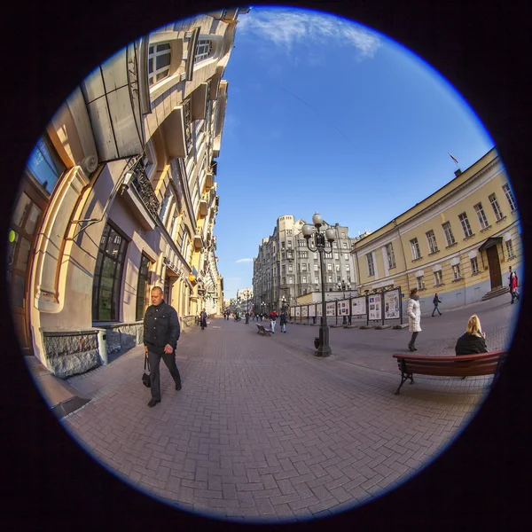 MOSCÚ, RUSIA, 22 de octubre de 2015. Calle Arbat. Arbat - una de las calles típicas de la antigua Moscú, una de las más atractivas para los turistas. Vista de ojo de pez — Foto de Stock