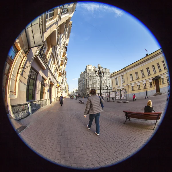 MOSCÚ, RUSIA, 22 de octubre de 2015. Calle Arbat. Arbat - una de las calles típicas de la antigua Moscú, una de las más atractivas para los turistas. Vista de ojo de pez — Foto de Stock