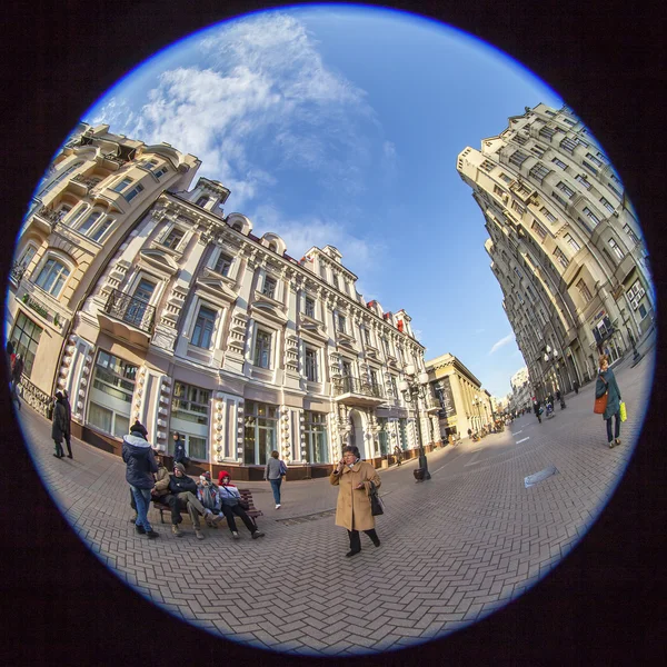 MOSCÚ, RUSIA, 22 de octubre de 2015. Calle Arbat. Arbat - una de las calles típicas de la antigua Moscú, una de las más atractivas para los turistas. Vista de ojo de pez — Foto de Stock