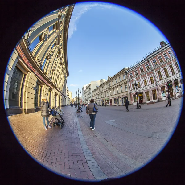 Moskva, Ryssland, den 22 oktober 2015. Arbat Street. Arbat - en av typiska gatorna i gamla Moskva, en av de mest attraktiva för turister. Fisheye Visa — Stockfoto