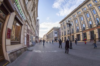 Moskova, Rusya, 22 Ekim 2015. Arbat Sokağı. Arbat - tipik en çekici eski Moskova sokaklarında turistler için. Balıkgözü görünümü