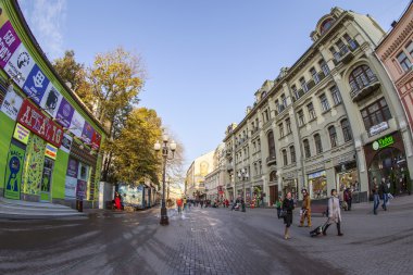 Moskova, Rusya, 22 Ekim 2015. Arbat Sokağı. Arbat - tipik en çekici eski Moskova sokaklarında turistler için. Balıkgözü görünümü