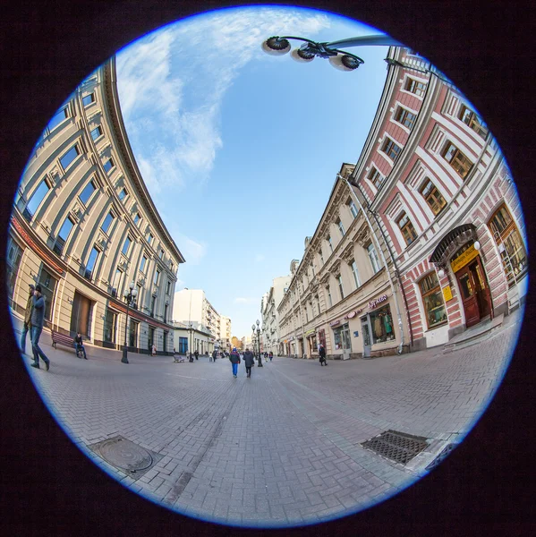 Moskva, Ryssland, den 22 oktober 2015. Arbat Street. Arbat - en av typiska gatorna i gamla Moskva, en av de mest attraktiva för turister. Fisheye Visa — Stockfoto